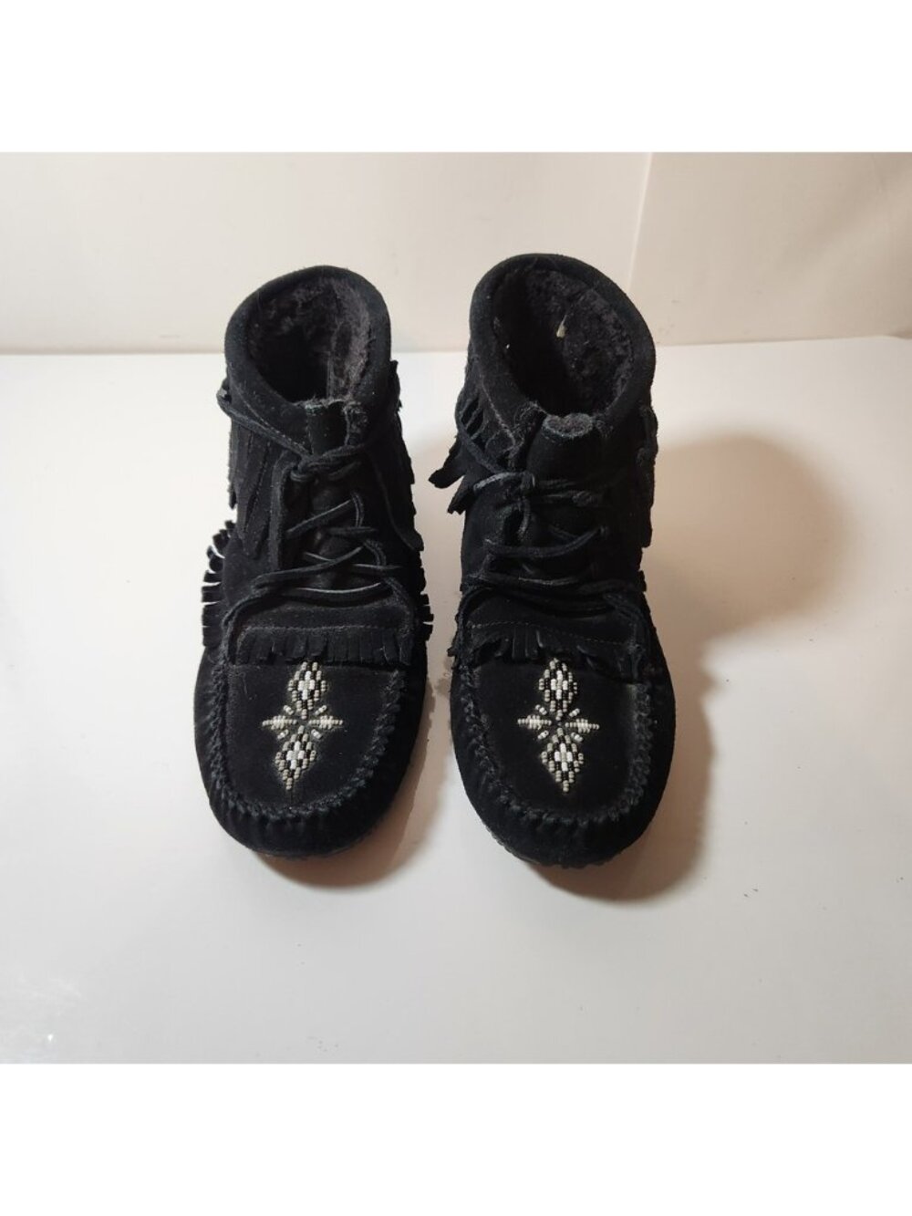 Manitobah Mukluks Black Suede Beaded Fringe Moccasin Ankle Boots Vibram L8 M6